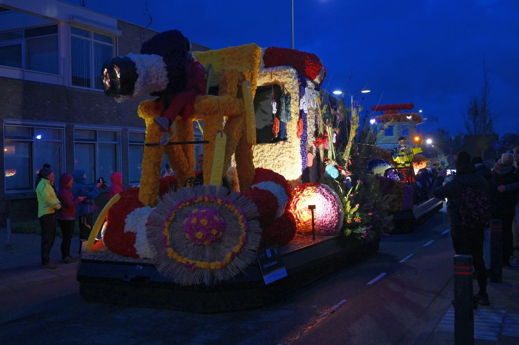 ../Images/Verlicht bloemencorso 2024 011.jpg